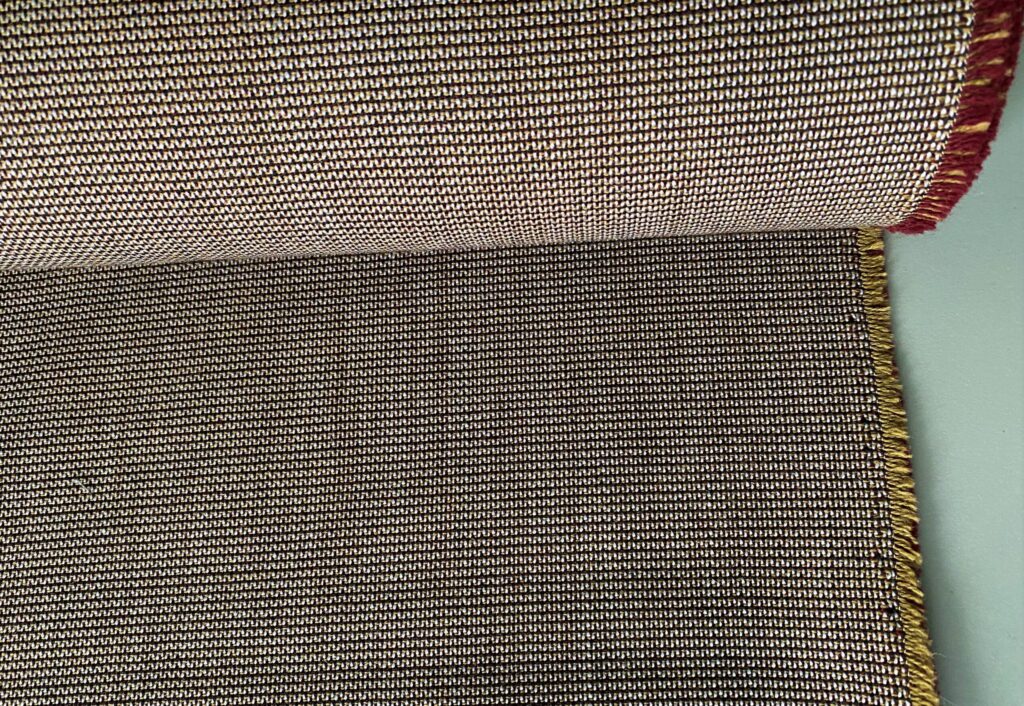 Kvadrat Umami 3 353 red camel grey