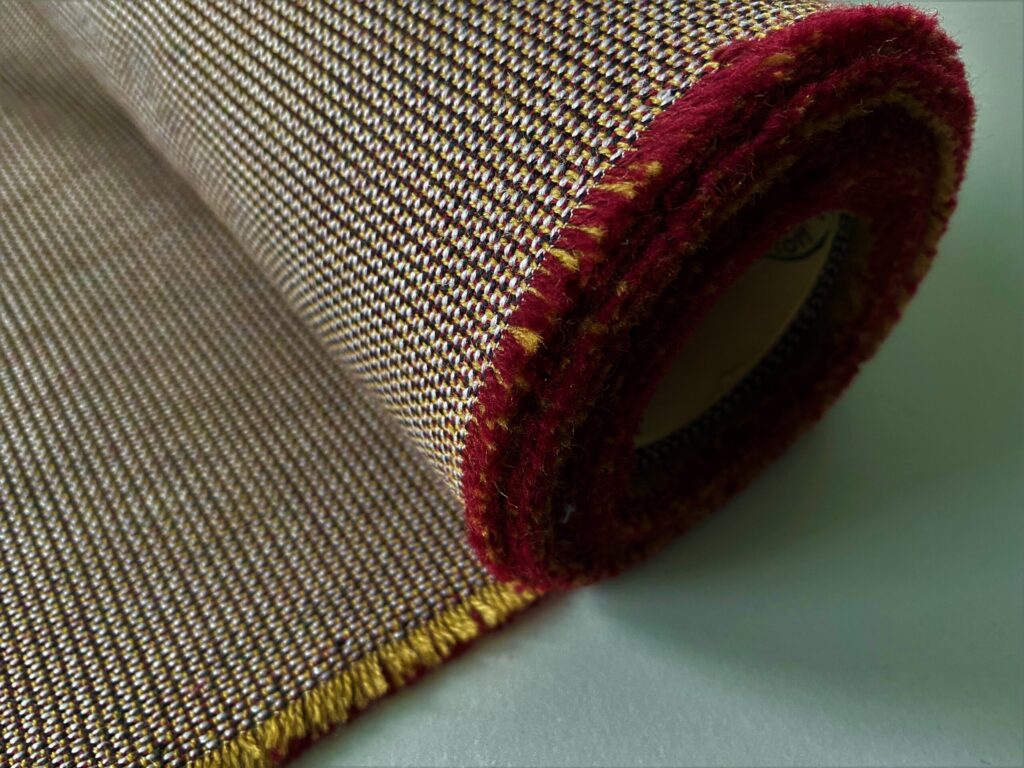 Kvadrat Umami 3 353 red camel grey