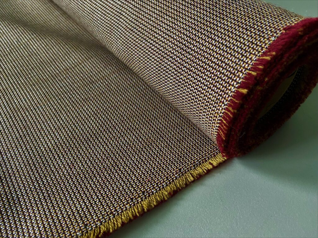 Kvadrat Umami 3 353 red camel grey