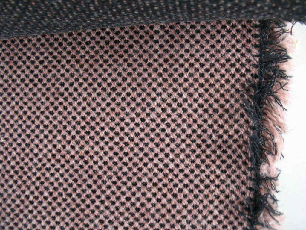 Kvadrat Skifer 520 soft pink with black