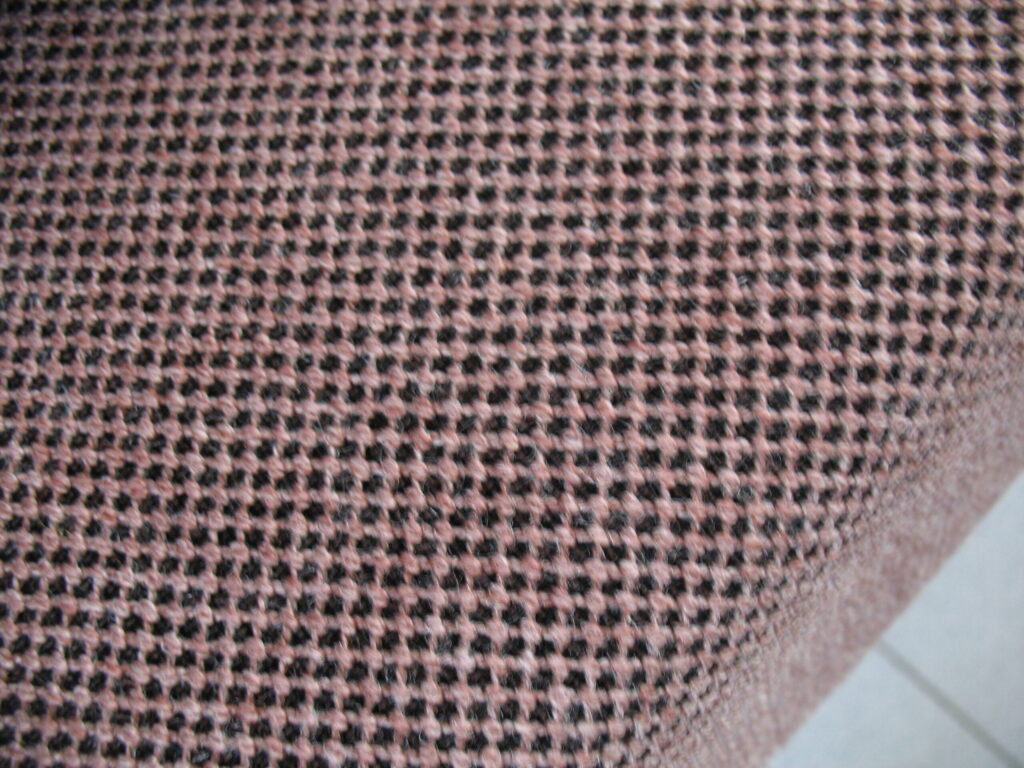 Kvadrat Skifer 520 soft pink with black