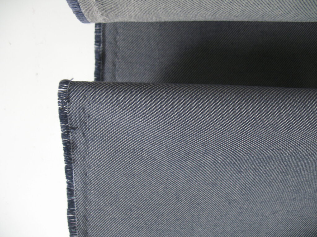 Kvadrat Relate dark blue beige