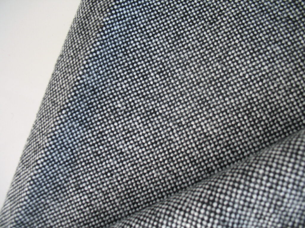 Kvadrat Hallingdal 65 166 black cream white