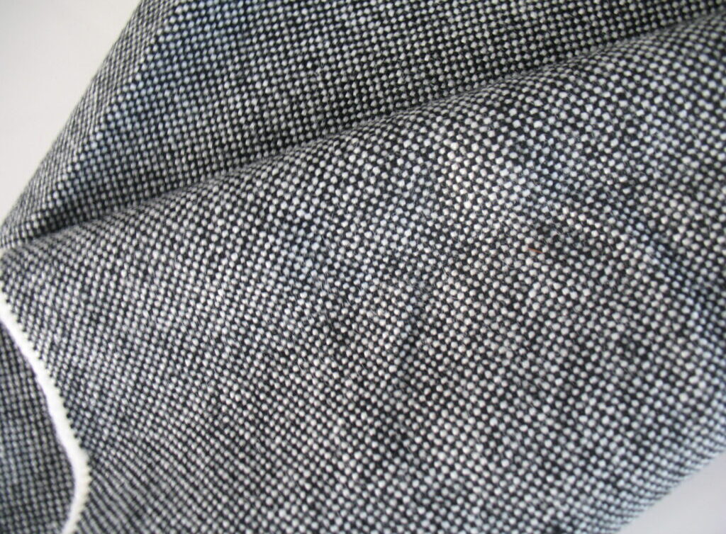 Kvadrat Hallingdal 65 166 black cream white