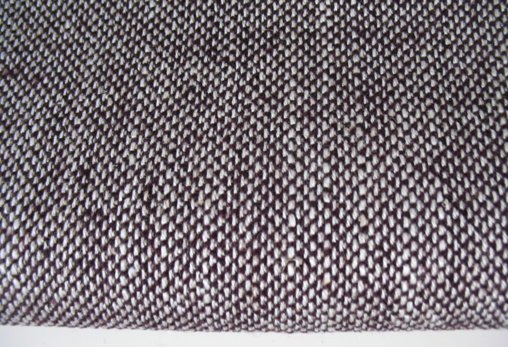 Kvadrat Sunniva 3 352 aubergine purple cream white