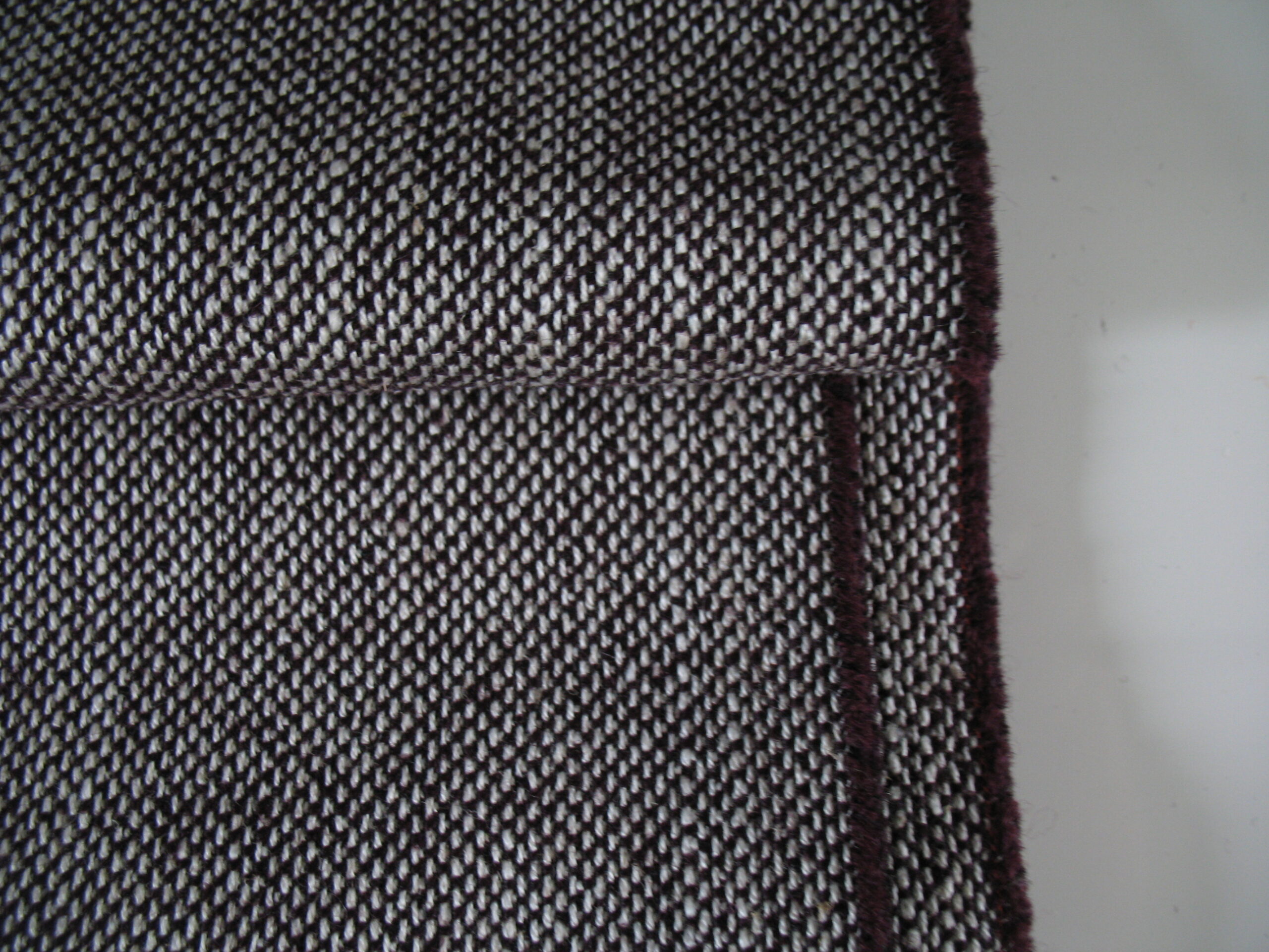 Kvadrat Sunniva 3 352 aubergine purple cream white