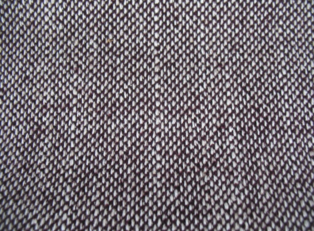 Kvadrat Sunniva 3 352 aubergine purple cream white