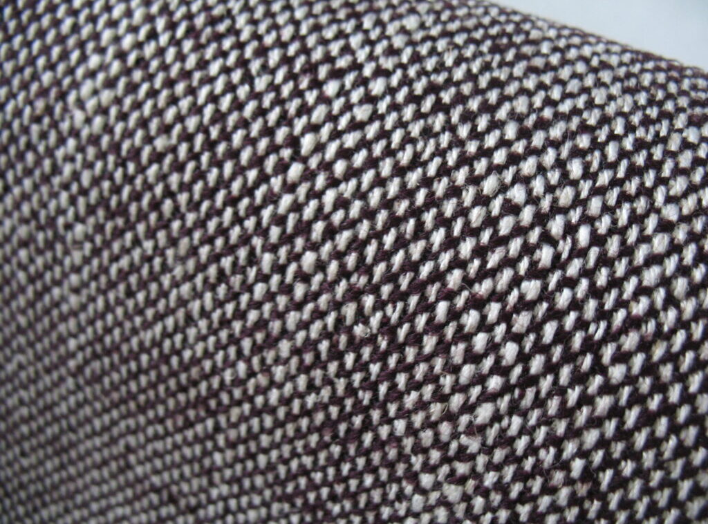 Kvadrat Sunniva 3 352 aubergine purple cream white