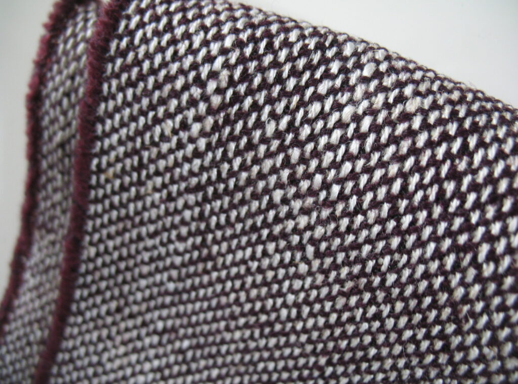 Kvadrat Sunniva 3 352 aubergine purple cream white