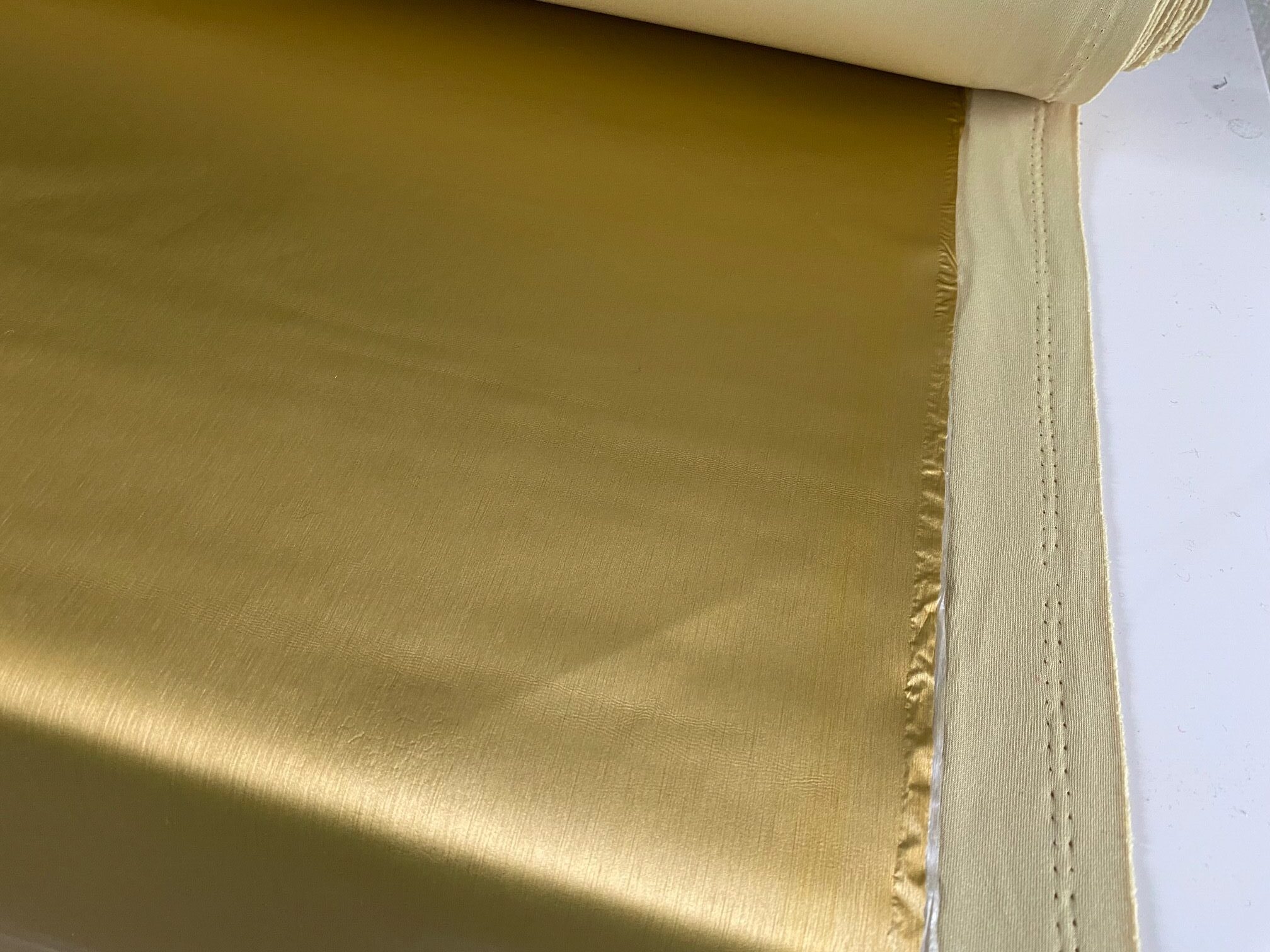 Maharam Sudden glossy gold