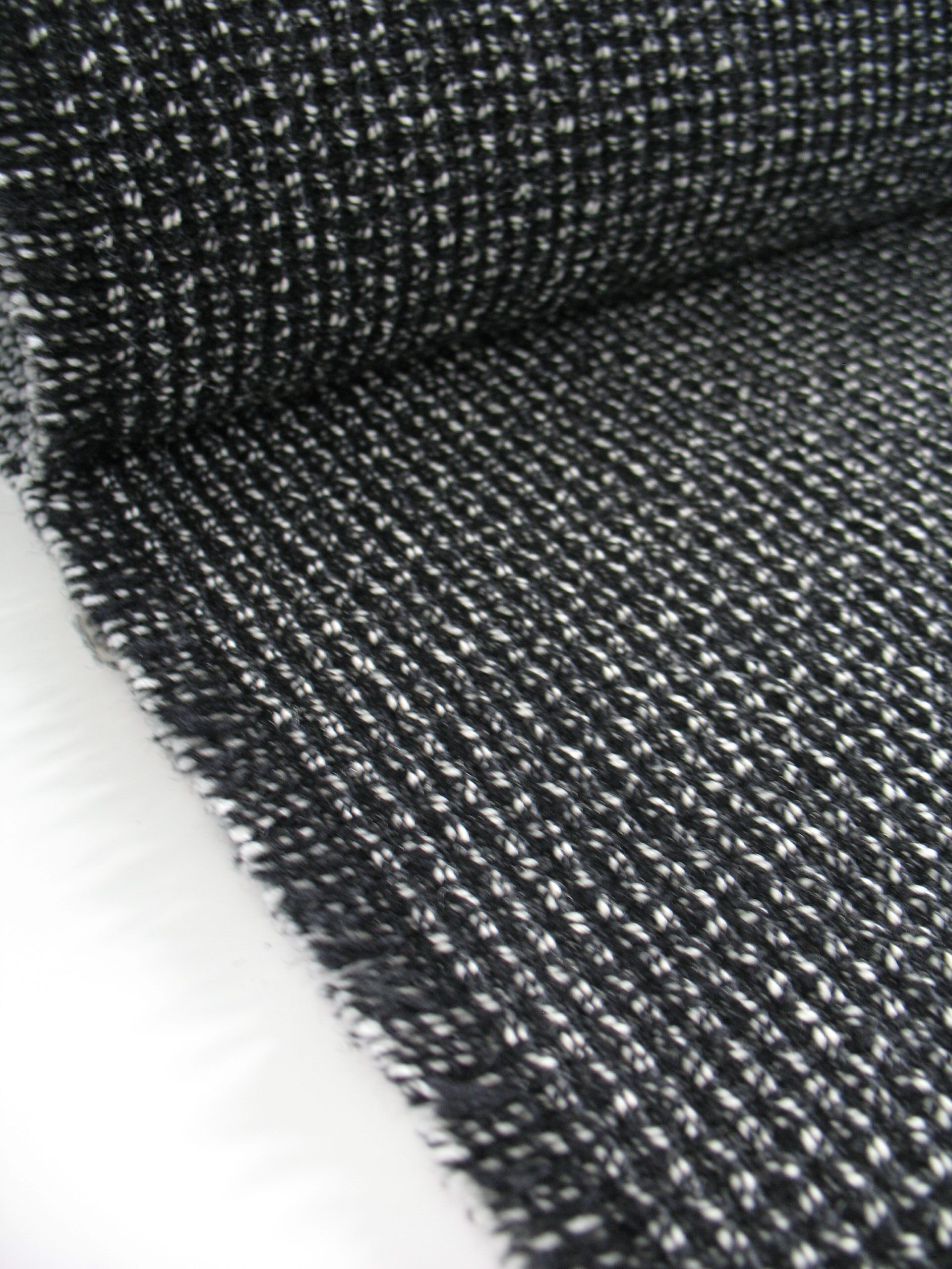 Kvadrat Perla 2.2. 186 black and white