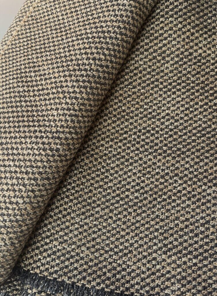 Kvadrat Medina 251 black light brown cream