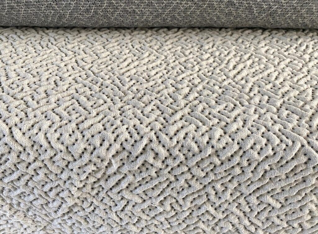 Kvadrat Vale 112 cream and black 3D pattern