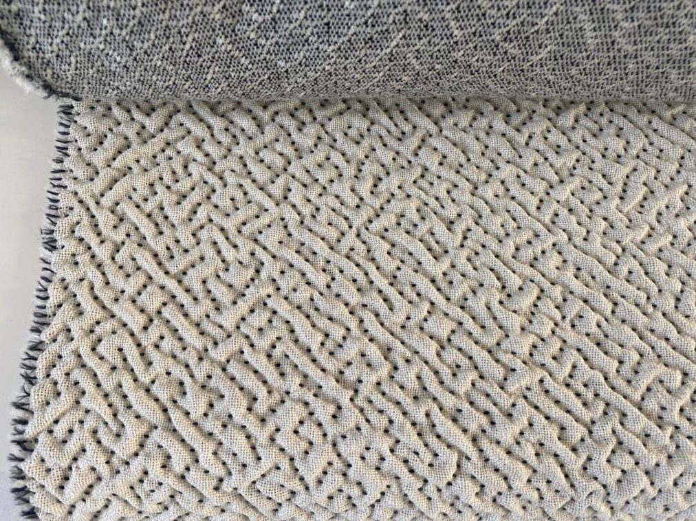 Kvadrat Vale 112 cream and black 3D pattern