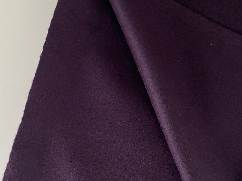 Kvadrat Divina 3 376 dark purple