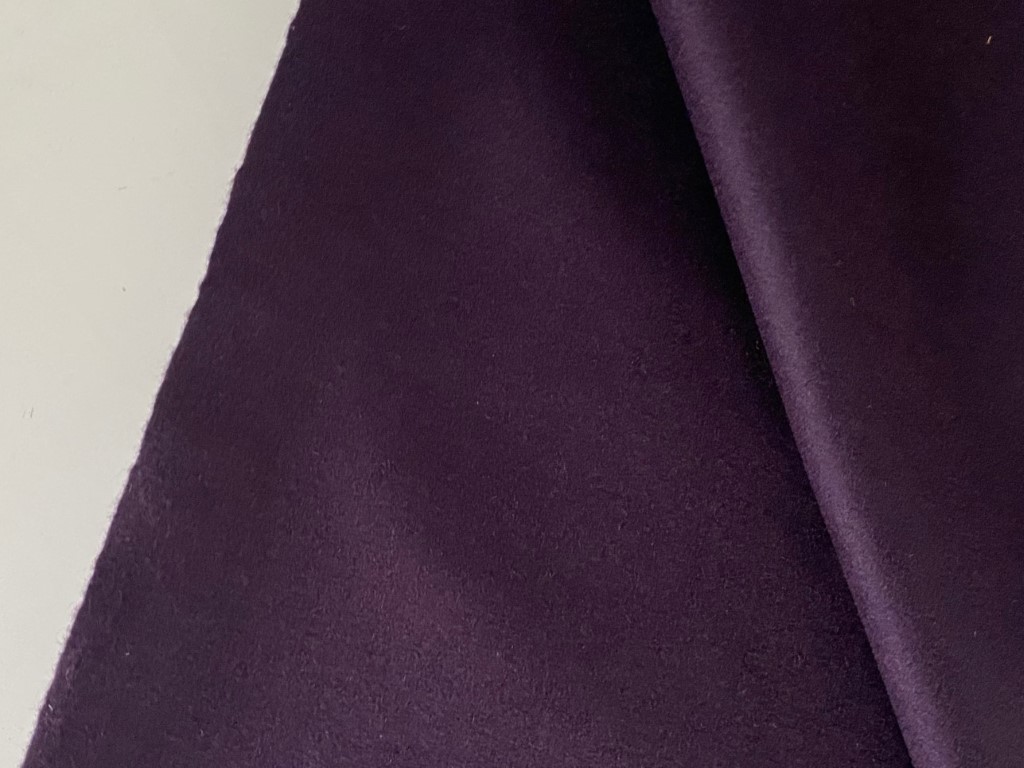 Kvadrat Divina 3 376 dark purple