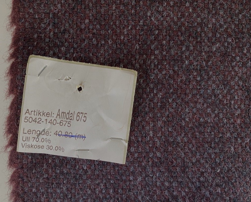 Gudbrandsdalens Amdal 675 aubergine grey