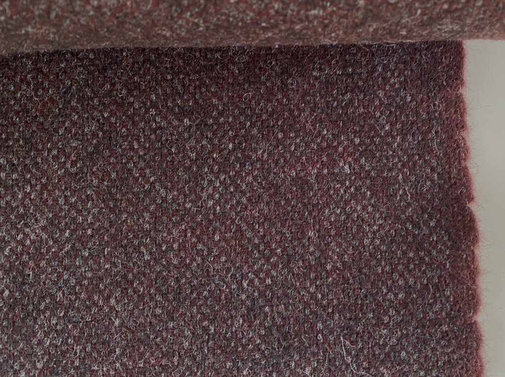 Gudbrandsdalens Amdal 675 aubergine grey