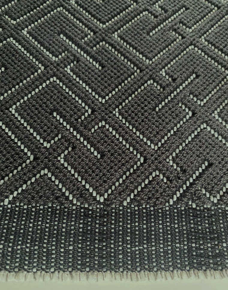 Kvadrat Sahco Grid 0010 grey, cream and white geometric pattern