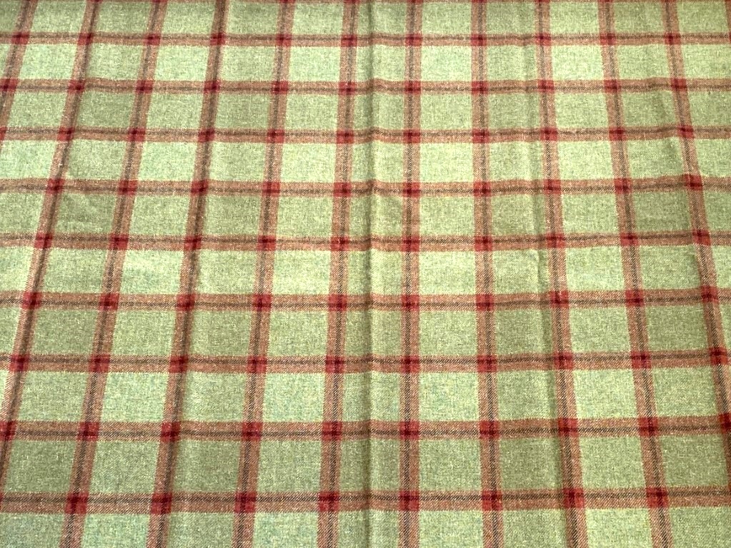 Anta Moniak green and pink diamond pattern